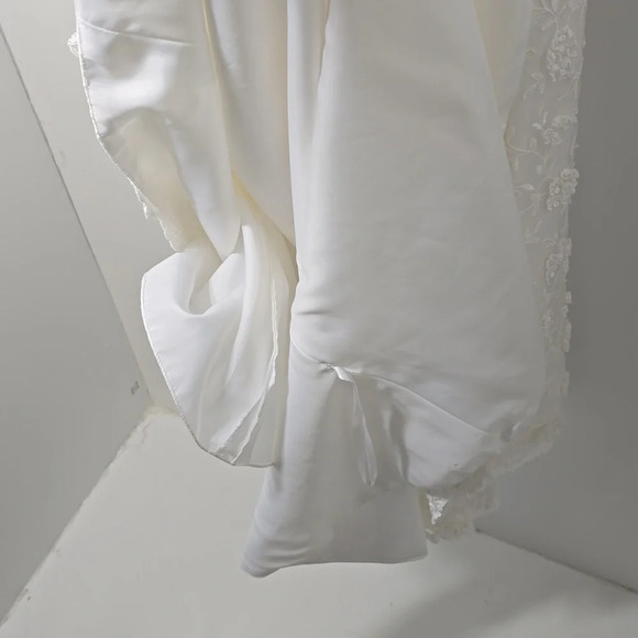 {David's Bridal} Sequined Floral Applique Mesh Overlay Halter Neck Wedding Dress - Picture 12 of 17
